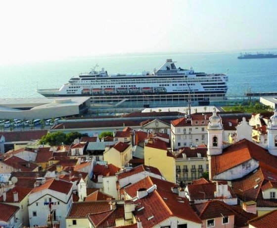 Lisbon tours cruise ship docked